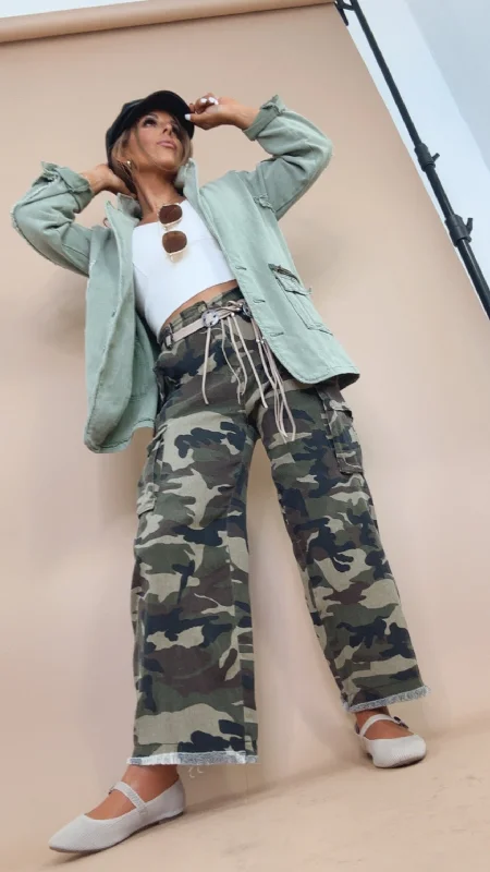 Relaxed Boyfriend Fit Camo Pant