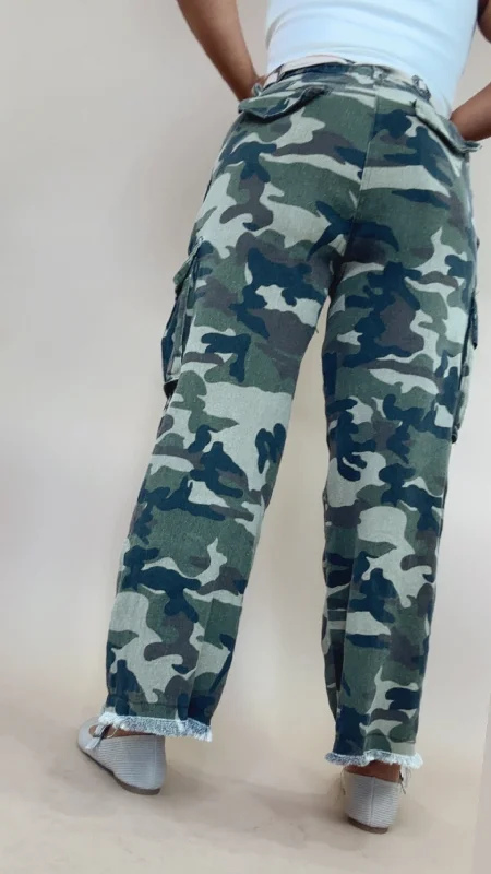 Relaxed Boyfriend Fit Camo Pant